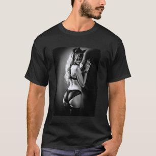 Camiseta com Garota - Garota em Máscara de Gato e