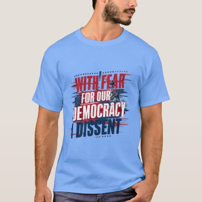 CAMISETA COM MEDO DA NOSSA DISSENSÃO DEMOCRÁTICA (Frente)