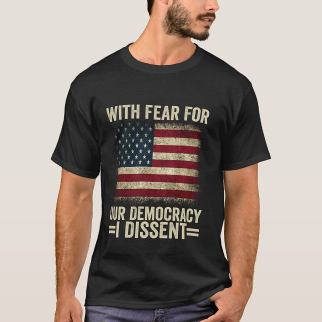 Camiseta Com Medo Pela Nossa Democracia, Discordo (Frente)