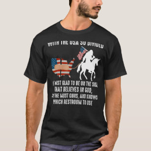 Camiseta Com Os Eua Tão Divididos Que Estou Feliz Por Estar
