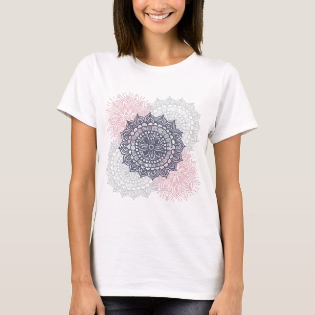 Camiseta com padrão de ornamento de mandala (Frente)