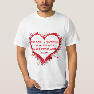 Camiseta Com quem estou apaixonado, texto engraçado em verm