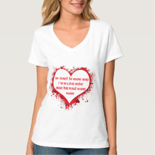 Camiseta Com quem estou apaixonado, texto engraçado em verm