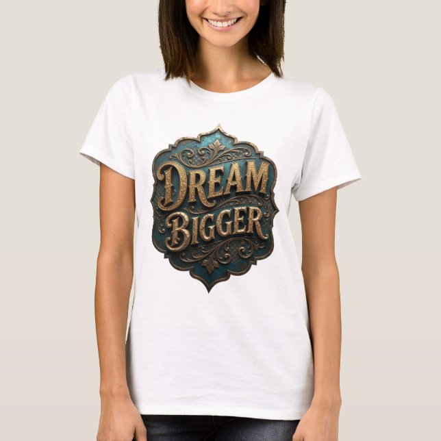 Camiseta com Slogan DREAM BIGGER Dourado Icônico (Frente)