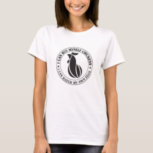 Camiseta com texto circundando uma galinha fofa