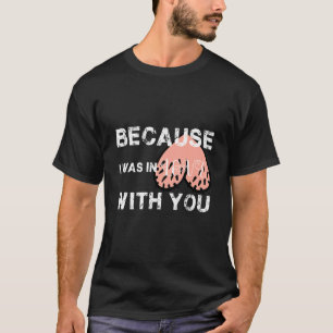 Camiseta Com Texto Inglês Porque Eu Estava Apaixonado Por V