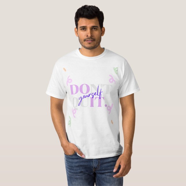 camiseta com um design citado (Frente Completa)