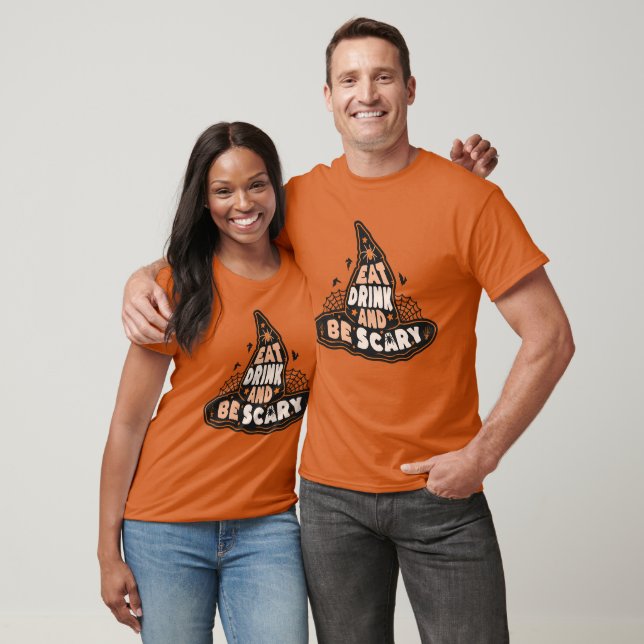 Camiseta Coma, Beba e Seja Assustador – Chapéu de Bruxa (Unissex)