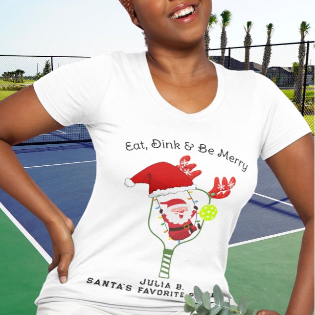 Camiseta Coma Bebida e Seja Feliz Na Equipe De Pickleball D (Funny Christmas Pickleball Team Partner Design. Santa Hat Reindeer Antlers, Christmas Lights)