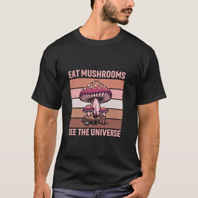 Camiseta Coma Cogumelos Veja O Universo Caçador De Cogumelo (Frente)