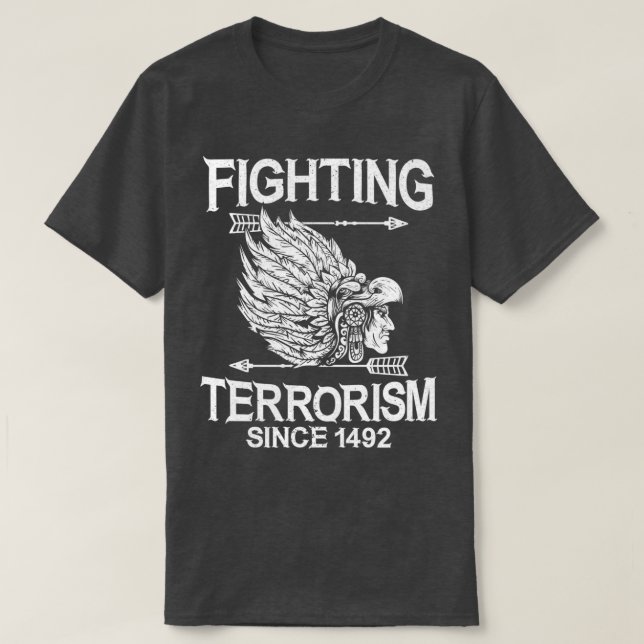Camiseta Combate Ao Terrorismo Desde 1492 Nativo Americano  (Frente do Design)