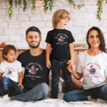 Camiseta Combinação de Férias de Praia da Família de Natal<br><div class="desc">Elevem sua fuga de férias com nossa família de Natal personalizada Férias de Praia Férias Festas de Praia Festas Correspondentes a T-shirts! Ideal para getaways familiares, essas camisas podem ser personalizadas com seu nome de família, destino de praia e o ano. Quer estejamos a celebrar no Havaí ou qualquer outro...</div>