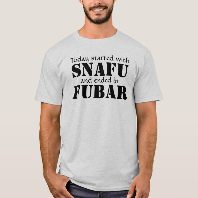 Camiseta Começado hoje com SNAFU… Enegreça o texto (Frente)