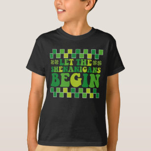Camiseta Começam as Travessuras Irlandês Groovy Retro