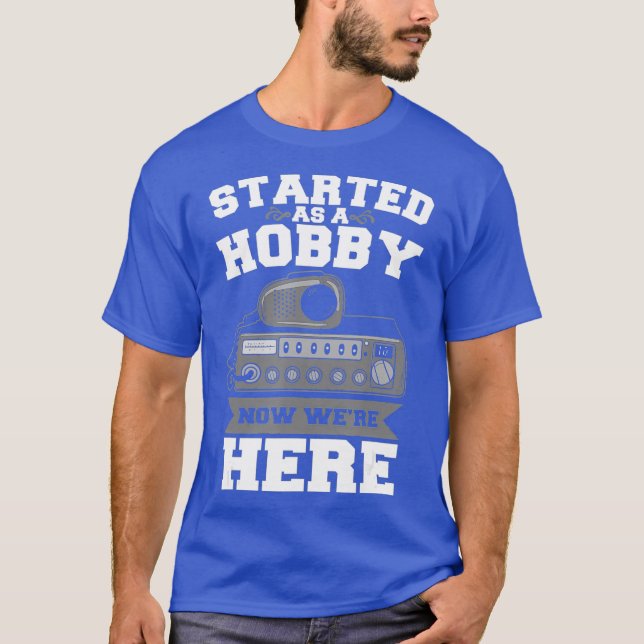 Camiseta Começou Como Um Hobby Agora Estávamos Aqui Um Rádi (Frente)