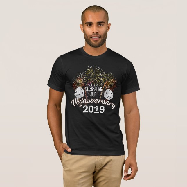 Camiseta Comemorando nosso Vegasversary com (Frente Completa)