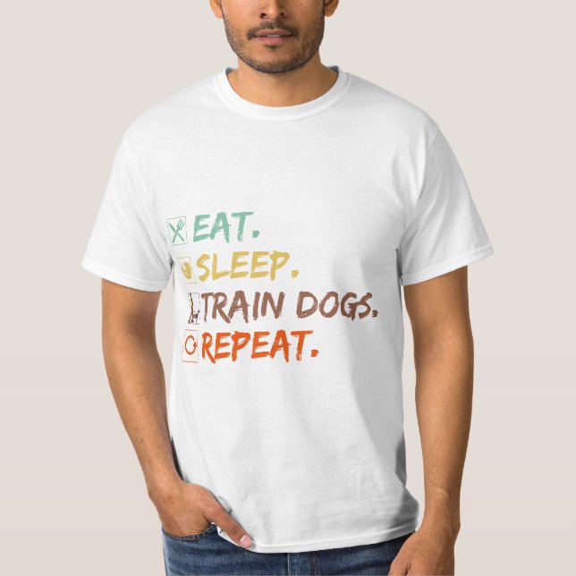 Camiseta Comer Cães do Comboio do Sono Repetir Treinamento  (Frente)