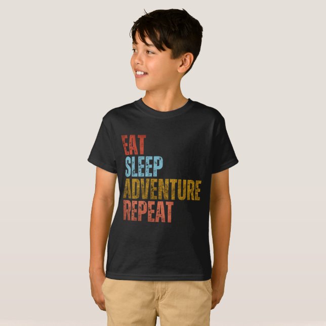 CAMISETA COMER DORMIR AVENTURA REPETIR (Frente Completa)