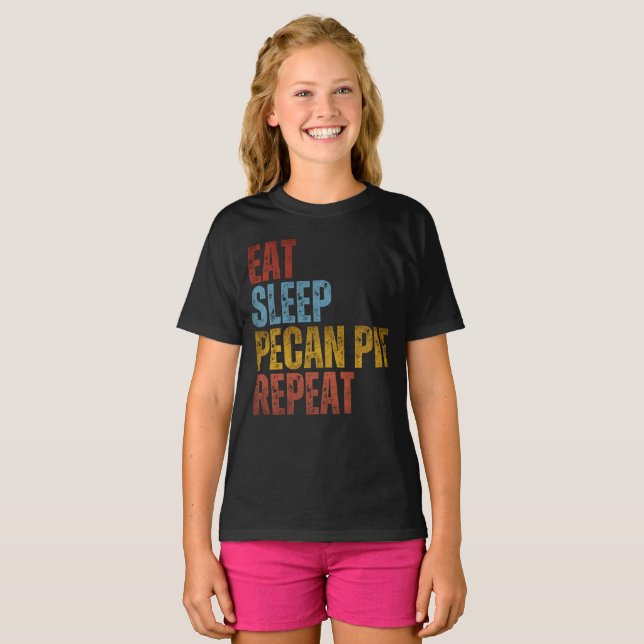 CAMISETA COMER DORMIR TORTA DE PECÃ REPETIR (Frente Completa)