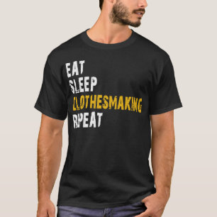 Camiseta comer roupa de dormir fazendo repetição