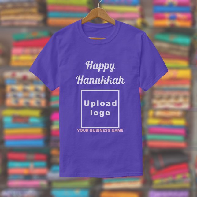 Camiseta Comercialização de Hanukkah em T-Shirt Roxo (Hanukkah greeting, business name and logo on purple t-shirt)
