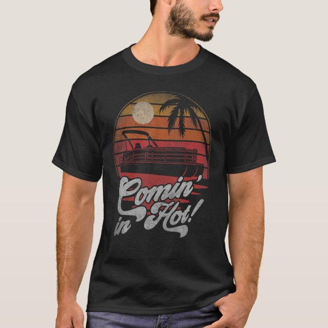 Camiseta Comin In Hot Barco Lake Life Pontoon Proprietário  (Frente)