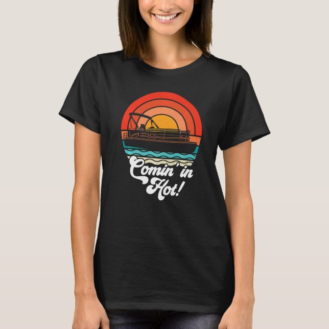 Camiseta Comin In Hot Boat Owner Pontoon Capitão Lake Life (Frente)