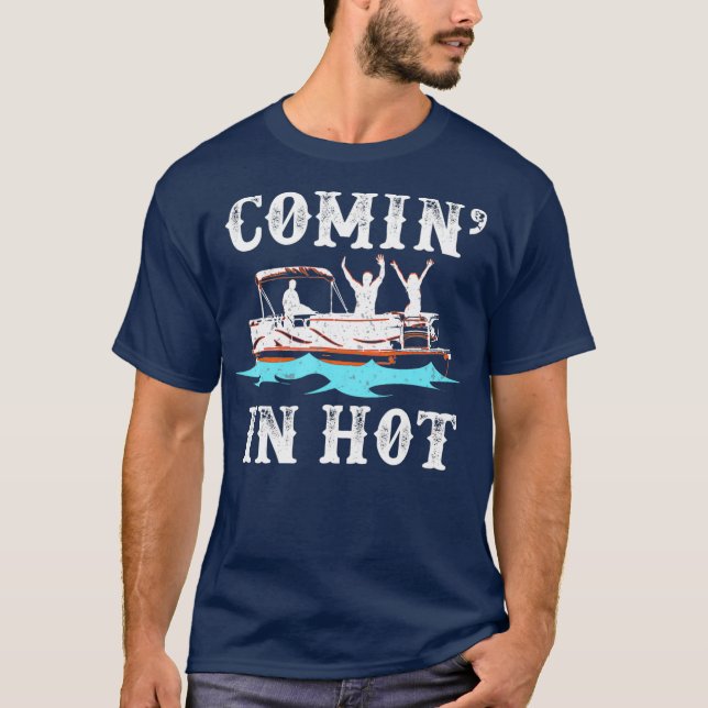 Camiseta Comin In Hot Funny Pontoon River Lake Gift (Frente)