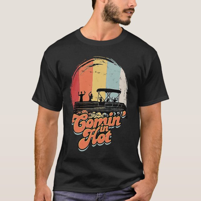 Camiseta Comin' In Hot Pontoon Boat  Boating Lake  Canoeing (Frente)