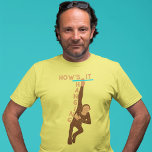 Camiseta Como ele está mudando o gráfico do macaco bonito<br><div class="desc">Um macaco pendurado num bar acompanha o slogan COMO ESTÁ A TI A PASSAR nesta árvore gráfica. O macaco é marrom e escuro,  com letras coordenadas em bronzeado escuro.</div>