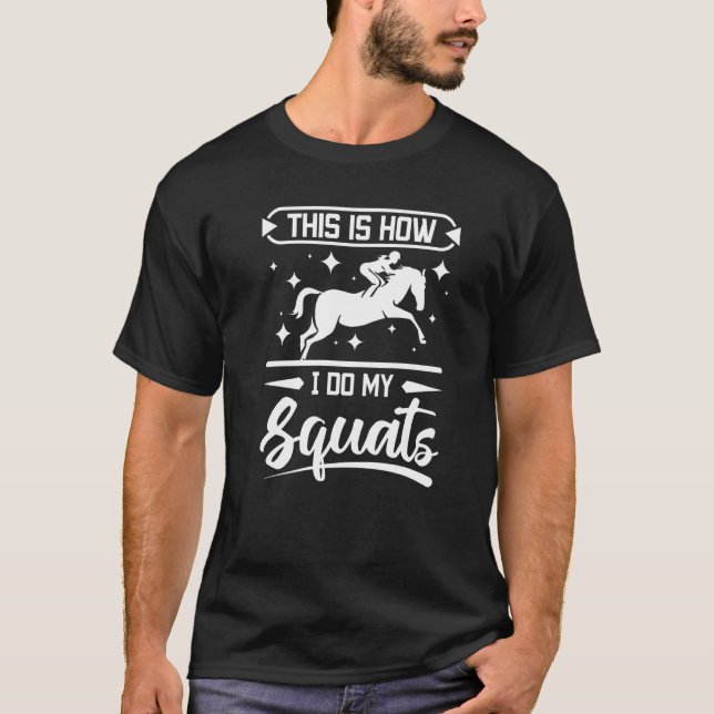 Camiseta Como faço meus agachamentos a cavalo (Frente)