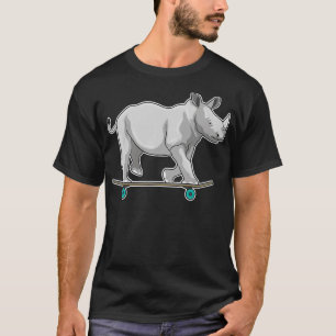 Camiseta como skater com skateboard
