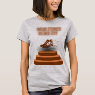 Camiseta como vestir calçados de couro castanho