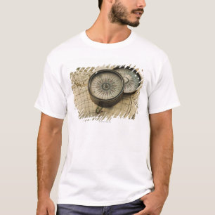 Camiseta Compasso antigo no mapa