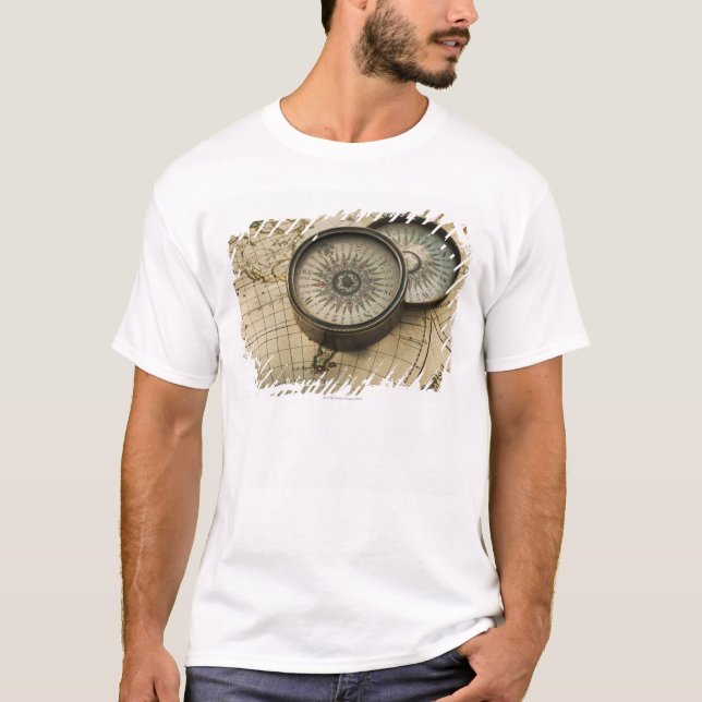 Camiseta Compasso antigo no mapa (Frente)