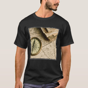 Camiseta Compasso velho sobre o mapa antigo