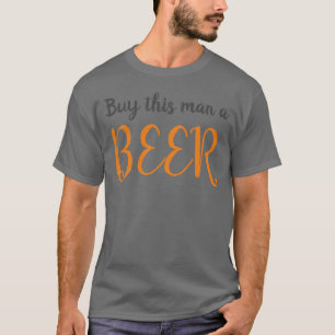Camiseta Comprar a este homem uma cerveja - Engraçado diz c