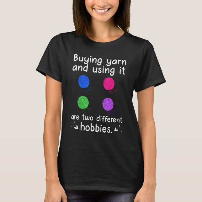 Camiseta Comprar Fios E Usá-Lo Com Diferentes Hobbies Knitt (Frente)