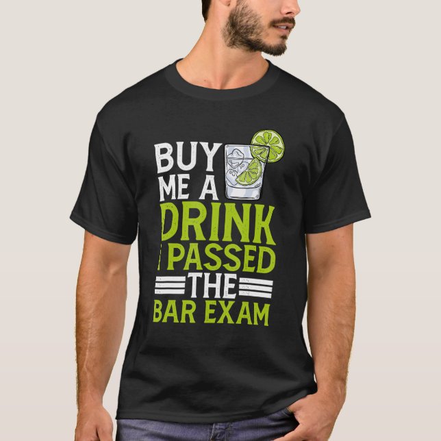Camiseta Comprar-Me Uma Bebida, Passei No Exame Do Bar. (Frente)