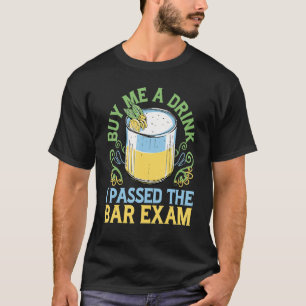 Camiseta Comprar-Me Uma Bebida Que Passei No Exame Do Bar