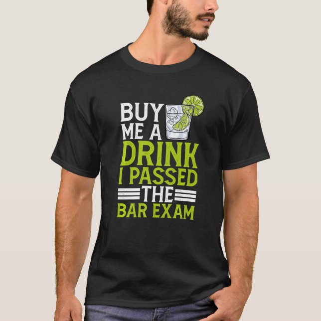 Camiseta Comprar-Me Uma Bebida Que Peguei No Bar Exam Premi (Frente)