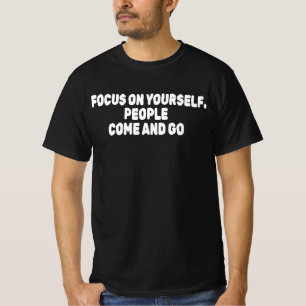 Camiseta Concentre-se em Si as Pessoas Vão e Vêm