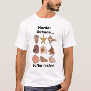 Camiseta Conchas Marinhas Duras Por Fora Macias Por Dentro