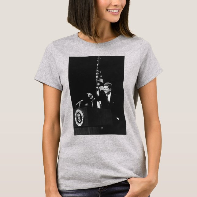 Camiseta Conferência de John Kennedy 35º Presidente dos EUA (Frente)