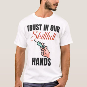 Camiseta Confiança Engraçada Em Nossas Mãos Hábil Flebotomi