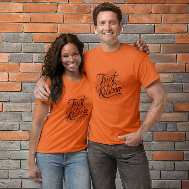 Camiseta Confiança na Design de Tipografia de Krishna (Criador carregado)