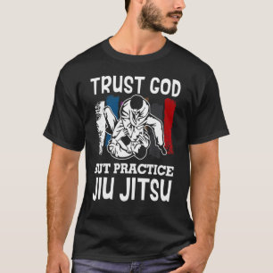 Camiseta Confie Em Deus, Mas Pratique Jiu Jitsu