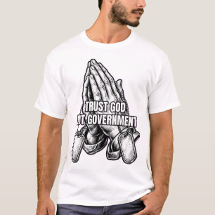 Camiseta Confie em Deus Não no Governo Mãos em Oração