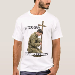 Camiseta Confie em Deus Não no Governo Soldado Rezando Cor