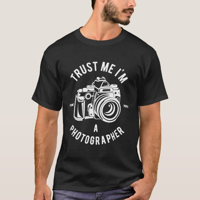 CAMISETA CONFIE EM MIM EU SOU UM FOTÓGRAFO CÂMERA ULTIMADA  (Frente)